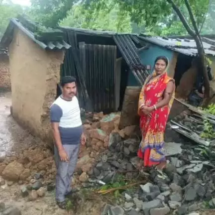 ईचागढ़: नारो गांव में भारी बारिश से एक घर गिरा
