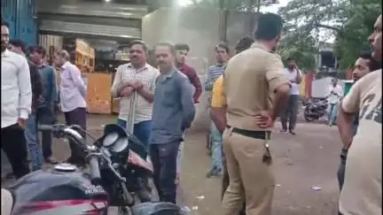 सागर नगर: मकरोनिया चौराहे पर सड़क किनारे खड़े वाहनों पर कार्रवाई, शराब दुकान को भी चेतावनी
