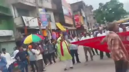 गुमला: विभिन्न संगठनों के भारत बंद का गुमला में दिखा असर, प्रदर्शनकारियों ने सड़क पर उतरकर किया प्रदर्शन