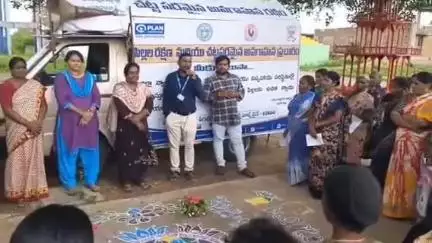 మెదక్: స్త్రీ శిశు సంక్షేమ శాఖ బాలల సంరక్షణ విభాగం సంయుక్తంగా బాలల సంరక్షణ చట్టపరమైన మొబైల్ వ్యాన్ ద్వారా అవగాహన