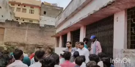 गंधवानी: बाग में नगद खाद बिक्री केंद्र शुरू होने से किसानों को मिली राहत, लगी लंबी कतार