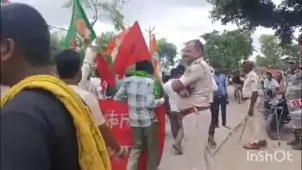 रुपौली: रुपौली में महागठबंधन का विरोध प्रदर्शन, रुपौली थाना चौक पर किया चक्का जाम, मतदाता अपडेट को बताया वोट बंदी