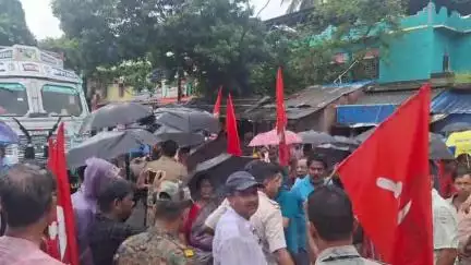 গড়বেতা ৩: ধর্মঘট কেন্দ্র করে একদিকে যখন জাতীয় সড়ক অবরুদ্ধ করে CPI-M, পুলিশি হস্তক্ষেপে সচল হলো জাতীয় সড়ক চন্দ্রকোনা রোডে