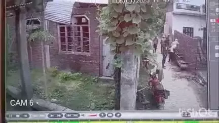 कुंडा: कुंडा के महमूदपुर गांव में पुलिसकर्मियों के सामने युवक की पिटाई, वारदात सीसीटीवी में कैद