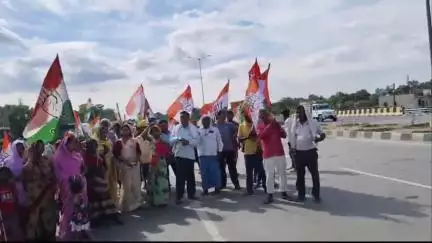कोईलवर: पटना से बक्सर जाते समय कांग्रेस के राष्ट्रीय प्रभारी सचिव का कोईलवर सिक्स लाइन पुल पर स्वागत किया गया