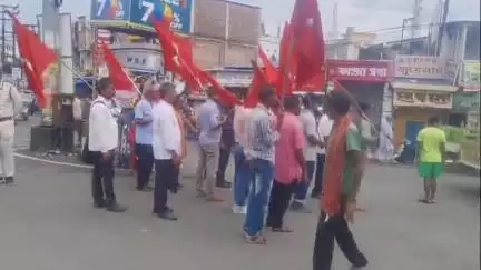 কাকদ্বীপ: CPIM পক্ষ থেকে ধর্মঘটের ডাক দেওয়া হয়েছে কাকদ্বীপ চৌরাস্তা ১১৭ নম্বর জাতীয় সড়ক অবরোধ করে বিক্ষোভ দেখায় CPIM কর্মীরা