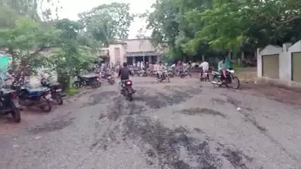 अशोक नगर: जिला पंचायत कार्यालय के बाहर डली गिट्टी से फिसल रहे लोग, आने-जाने में हो रही परेशानी