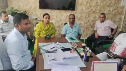 चौपारण: प्रखंड कार्यालय चौपारण में बीडीओ नितेश भास्कर की अध्यक्षता में स्वास्थ्य कर्मियों के साथ हुई समीक्षा बैठक
