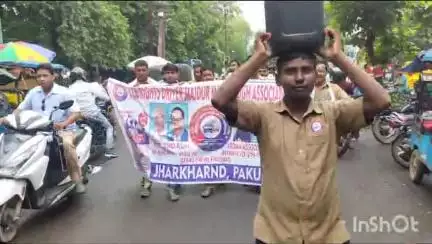 पाकुड़: शहर के सिद्धू कान्हु पार्क से ऑल राइट्स ड्राइवर मजदूर महासंग एसोसिएशन ने निकाली आक्रोश रैली