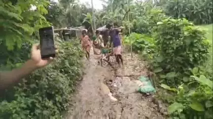 নারায়ণগড়: বেহাল রাস্তা, বাঁশের ঝোলাই করে অসুস্থ মহিলাকে নিয়ে যাওয়া হচ্ছে সানদেউলী এলাকার ঘটনা