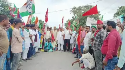 बेलदौर: बेलदौर प्रखंड में महागठबंधन कार्यकर्ताओं ने चक्का जाम कर ट्रेड यूनियन और किसान मोर्चा के हड़ताल का समर्थन किया