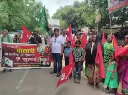 संझौली: महागठबंधन ने विशेष मतदाता पुनरीक्षण के विरोध में संझौली प्रखंड मुख्यालय पर की सड़क जाम