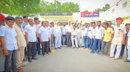बाड़मेर: कमला देवी की हत्या मामले में जेठ ठाकराराम और दो अन्य की गिरफ्तारी की मांग को लेकर समाज ने पुलिस अधीक्षक से की मुलाकात