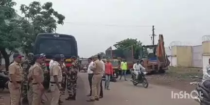 उत्तर सोलापूर: नई जिंदगीत विमानतळाच्या लगत संरक्षक भिंतीच्या शेजारील अतिक्रमणे महापालिका अतिक्रमण विभागाकडून हटवण्यात आली.