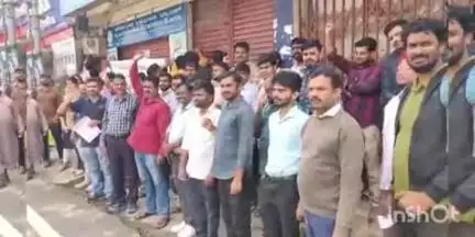 ಹಾಸನ: ಗ್ರಾಮೀಣ ಬ್ಯಾಂಕುಗಳ ಖಾಸಗೀಕರಣ ನಿರ್ಧಾರ ಕೈಬಿಡಲು ಆಗ್ರಹಿಸಿ ನಗರದಲ್ಲಿ ಬ್ಯಾಂಕ್ ನೌಕರರ ಪ್ರತಿಭಟನೆ