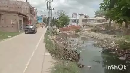 बंजरिया: रतनपुर अम्बिकानगर नहर से अतिक्रमण को प्रशासन हटाया लेकिन अंदर अतिक्रमण नही हटाने से लोगो मे आक्रोश #janasamasya
