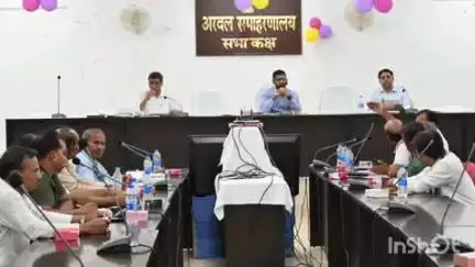 अरवल: जिला पदाधिकारी कुमार गौरव ने समाहरणालय सभा कक्ष में राजनीतिक दलों के प्रतिनिधियों के साथ बैठक की