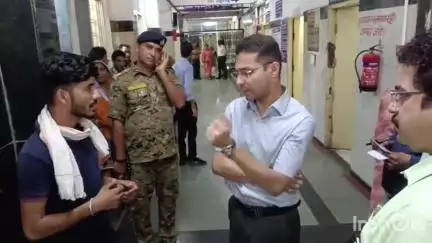 अशोक नगर: युवक ने ज़िला अस्पताल में कलेक्टर से कहा, डॉक्टर गर्भवती पत्नी की प्राइवेट जांच के लिए बोल रहे हैं, मेरे पास पैसे नहीं हैं
