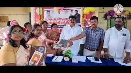 హిందూపురం మున్సిపల్ కార్యాలయంలో మహిళా సంఘాల్లోని రిసోర్స్ పర్సన్ లకు టాబ్ల పంపిణీ
