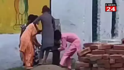 अमरोहा: अमरोहा के गंगेश्वरी में प्राथमिक विद्यालय में बच्चों का बर्तन धोते हुए वीडियो वायरल