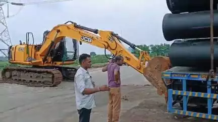 तेंदूखेड़ा: NH-45 रोड पर रोड क्रॉसिंग के दौरान फंसा ट्राला ट्रक, एक लेन का यातायात बाधित