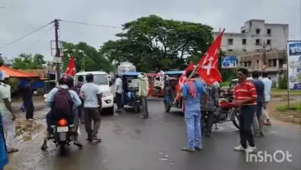 খাতড়া: খাতড়া বাজারের পাম্প মোড়ে জোর করে গাড়ি চলাচলে বাধা দেওয়ার অভিযোগ ধর্মঘটীদের বিরুদ্ধে