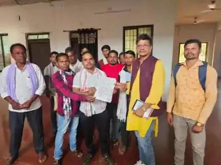 सुकमा: गादीरास के किंग्स पब्लिक स्कूल को बंद कराने के लिए कुटुंब समाज ने कलेक्टर को दिया ज्ञापन