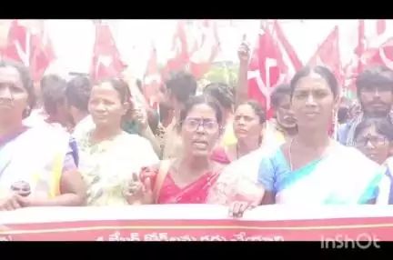 మెదక్: దేశవ్యాప్త సమ్మెలో భాగంగా మెదక్ జిల్లా కేంద్రంలో కార్మికుల భారీ ర్యాలీ నాలుగు లేబర్ కార్డు రద్దు చేయాలని డిమాండ్