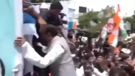 पटना ग्रामीण: पटना में महागठबंधन के विरोध प्रदर्शन में सुरक्षा कर्मियों ने कन्हैया कुमार को राहुल गांधी के रथ पर चढ़ने से रोका