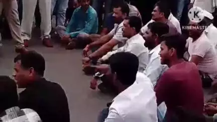 अमरवाड़ा: अमरवाड़ा में पशुओं की समस्या से परेशान किसानों ने चौरी रोड चौराहे पर किया चक्का जाम, मौके पर पहुंचा प्रशासन