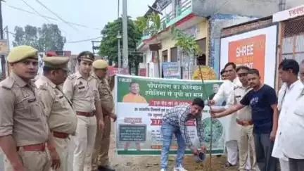बुढ़ाना: बुढ़ाना कस्बे के चंधेडी रोड पर सपा नेता हारून अली ने 'मां के नाम' अभियान के अंतर्गत 100 पौधों का वृक्षारोपण किया