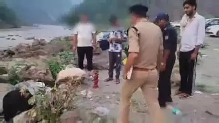 ऋषिकेश: लक्ष्मण झूला इलाके में आधा दर्जन से ज्यादा हुक्के जब्त कर किए गए चालान, गंगा किनारे फैला रहे थे अव्यवस्था
