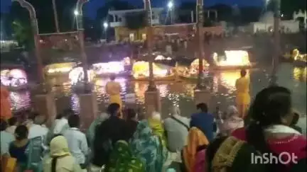 कर्वी: रामघाट में मंदाकिनी नदी की आरती का आनंद बड़ी संख्या में श्रद्धालु उठा रहे हैं, चित्रकूट में वाराणसी की तर्ज पर होती है आरती