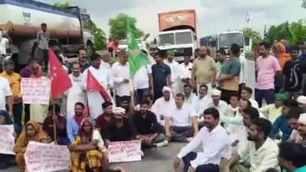 दुर्गावती: दुर्गावती में महागठबंधन के कार्यकर्ताओं ने विशेष मतदाता पुनरीक्षण के विरोध में NH-19 को जाम कर किया प्रदर्शन