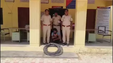 चौमूं: मौखमपुरा थाना पुलिस ने विद्युत केबल चोरी के मामले में फरार आरोपी को गिरफ्तार कर केबल की बरामदगी की