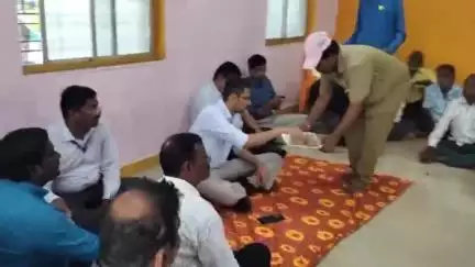 पंढरपूर: जिल्हाधिकारी कुमार आशीर्वाद यांनी गुजराती कॉलनी येथील सफाई कर्मचाऱ्यांच्या घरी केले चहापाणी, कर्मचाऱ्यांचे केले कौतुक