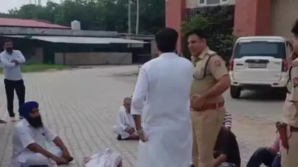 जगाधरी: अस्पताल में विवाहिता के शव को ज़मीन पर रखकर परिजनों ने किया प्रदर्शन, आरोपियों की गिरफ्तारी की मांग