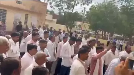 नोखा: ग्राम विकास अधिकारियों ने उपखंड कार्यालय के बाहर बीडीओ को गिरफ्तार करने की मांग को लेकर लगाया धरना