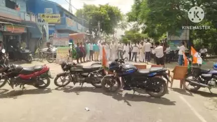 पटेढ़ी बेलसर: राजद नेता ने वोटर लिस्ट पुनरीक्षण के खिलाफ बेलसर सरैया मार्ग पर किया धरना प्रदर्शन