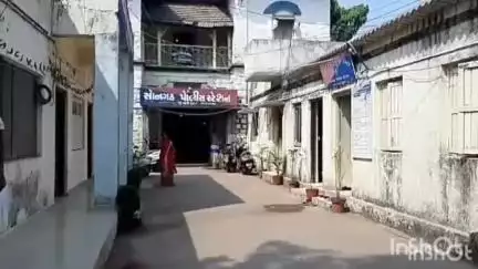 સોનગઢ: સોનગઢ તાલુકાના બેડવાણ ગામેથી પોલીસે દારૂ ઝડપી લઈ કાર્યવાહી હાથ ધરી.