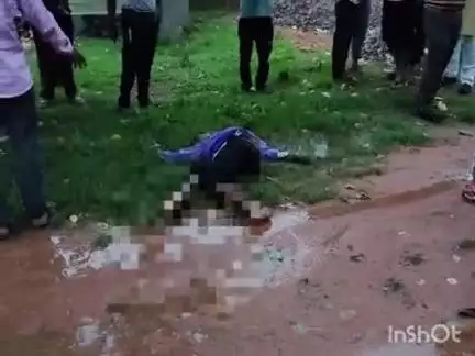 बल्देवगढ़: टीकमगढ़-छतरपुर मार्ग पर विंध्यवासिनी मंदिर के पास कार ने बाइक को टक्कर मारी, बाइक चालक गंभीर घायल
