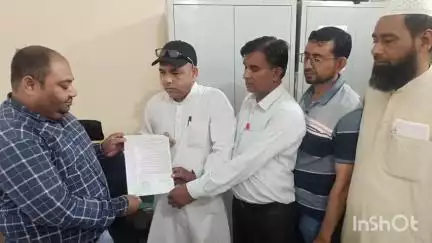 नजीबाबाद: मंडी समिति में व्यापारियों ने मंडी सचिव को सौंपा ज्ञापन