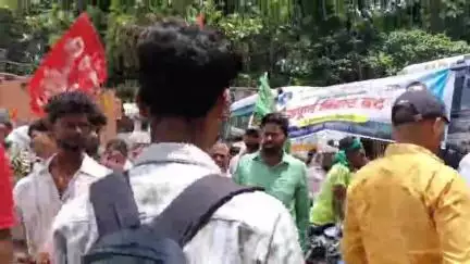 नासरीगंज: वोटबंदी के खिलाफ विपक्षी दलों के कार्यकर्ताओं ने घंटों तक किया चक्का जाम
