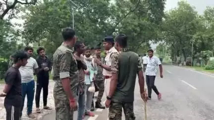 बिरनी: मुफ्फसिल थाना के पास डीएसपी-2 कौसर अली के नेतृत्व में वाहन चेकिंग अभियान चलाया गया, कई वाहनों का चालान काटा गया