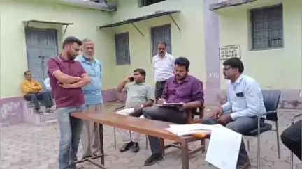 छपारा: मिशन स्कूल के पास अवैध अतिक्रमण की जांच के लिए पहुंची नगर परिषद और राजस्व विभाग की टीम