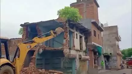 लवकुशनगर में जर्जर इमारत पर चला बुलडोजर, बड़ा हादसा टला