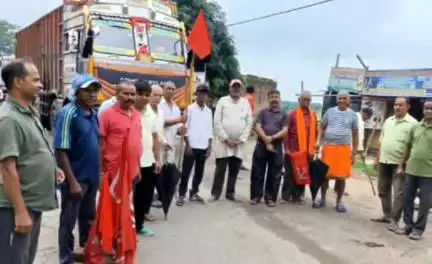 चुरचु: हैसालौंग में भाकपा माले का सड़क जाम, चार श्रम कानूनों का किया विरोध