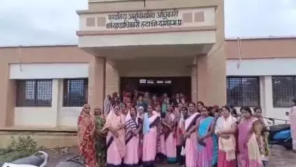 हटा: आंगनबाड़ी कार्यकर्ताओं ने हटा एसडीएम कार्यालय में मुख्यमंत्री के नाम ज्ञापन दिया