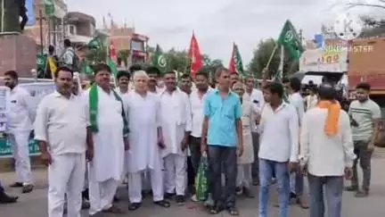 काराकाट: काराकाट प्रखंड के गोडारी बाजार में महागठबंधन के कार्यकर्ताओं ने बिहार बंद के दौरान किया धरना प्रदर्शन