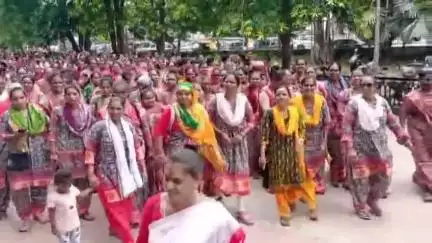 ધોળકા: ધોળકા તાલુકાની આંગણવાડીની બહેનો રાષ્ટ્ર વ્યાપી હડતાલમાં જોડાઈ : મામલતદારને આવેદનપત્ર આપ્યું